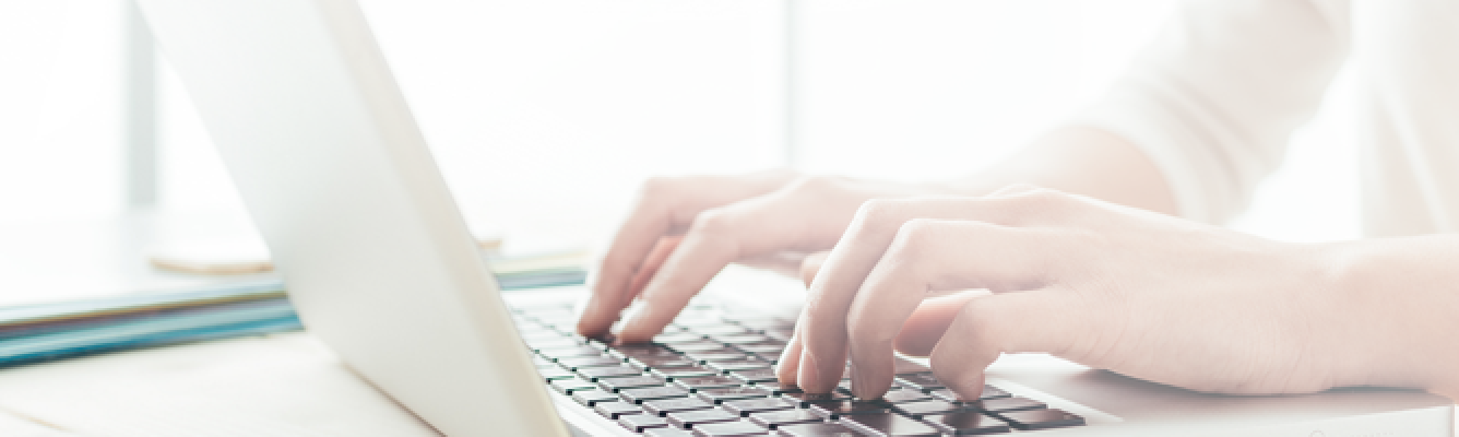 パソコンをしている女性