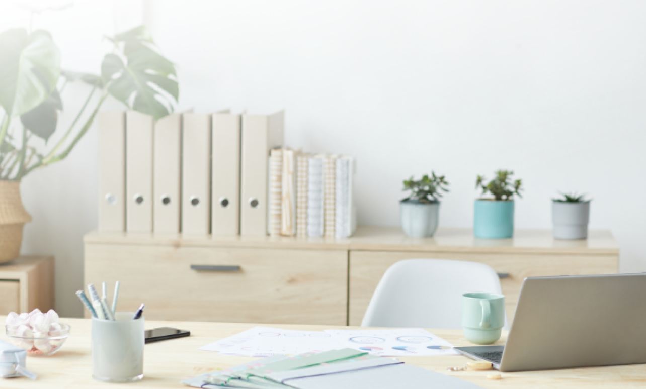 事務所のデスク